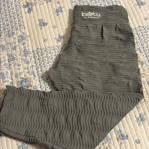 Booty by Brabants Textured Gray Crop Leggings